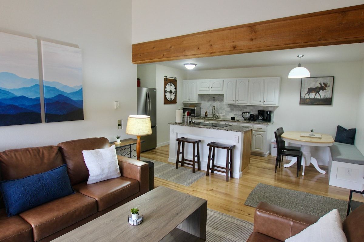 Updated Condo: Walk to Ski Shuttle