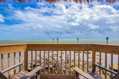 [Pier] Ocean view seating