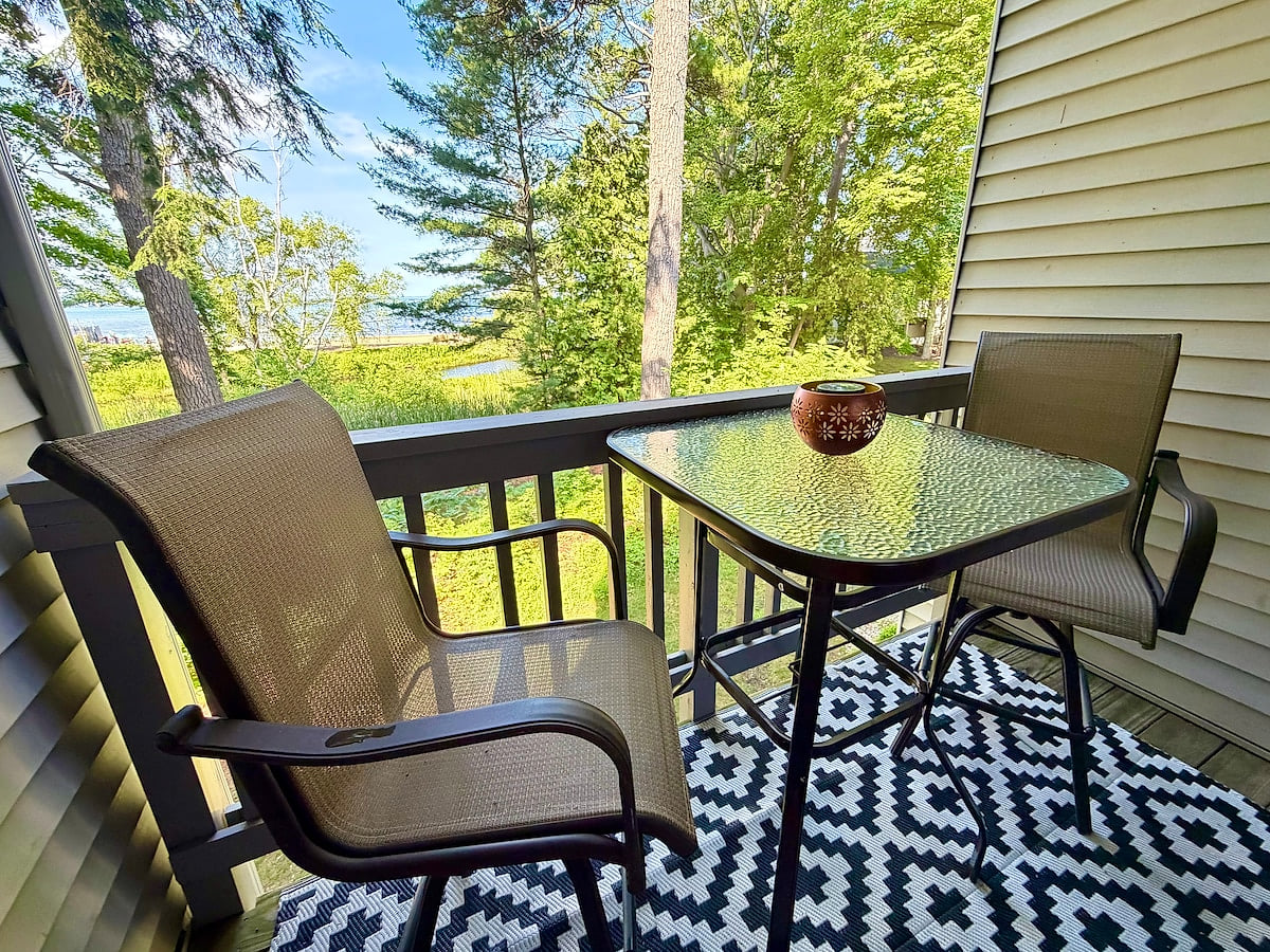 Sunset & Shore: Comfortable Lakeside Studio