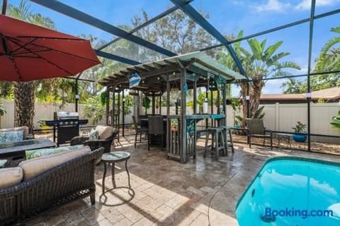 Twin Oaks Luxury Heated Pool and Caribbean Tiki Bar Near Indian Rocks Beach