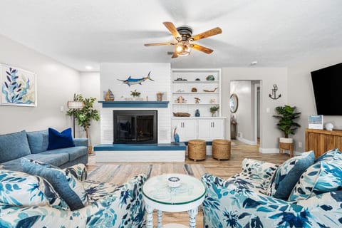 Twin Oaks | Pool, Tiki Bar, Fire Pit | 5 Min Beach