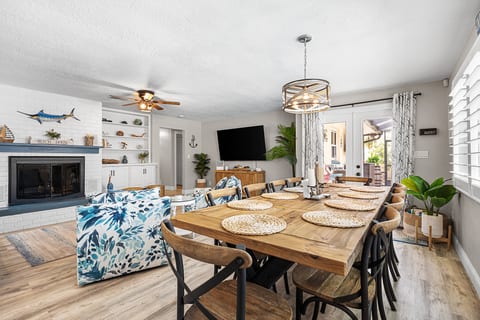 Twin Oaks Luxury Heated Pool and Caribbean Tiki Bar Near Indian Rocks Beach