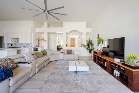 Luxe Villa: Golfer’s Dream, Free Heated Pool & Tub