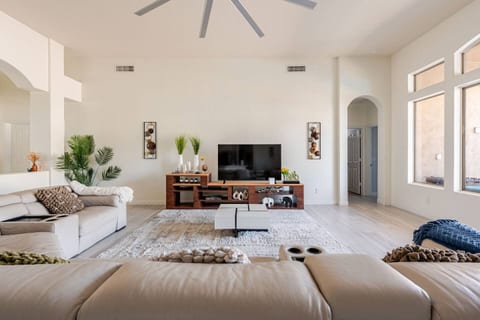 Luxe Villa: Golfer’s Dream, Free Heated Pool & Tub