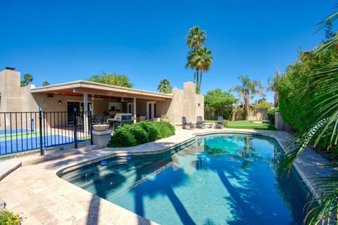 Luxe Scottsdale: Pickleball, GlowGolf, Heated pool