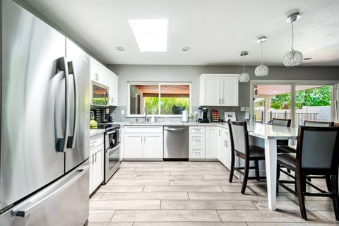 Luxe Scottsdale: Pickleball, GlowGolf, Heated pool