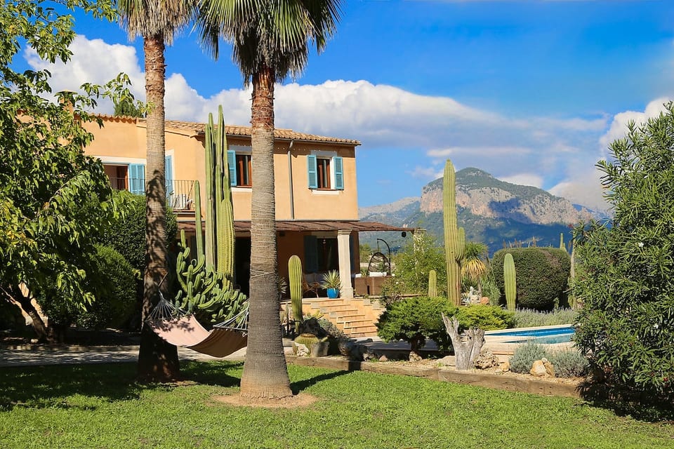 House and gardens with view to the Tramontana mountains