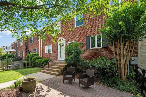 Charming Townhouse in the Heart of Del Ray! image 2