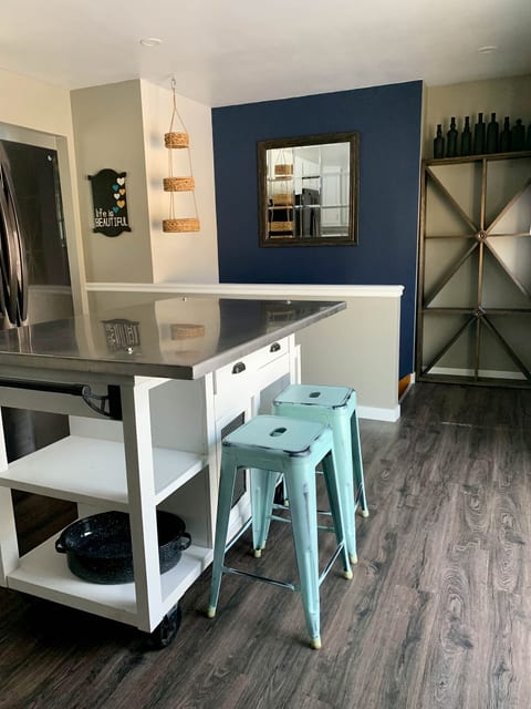 Kitchen with eat-in dining island