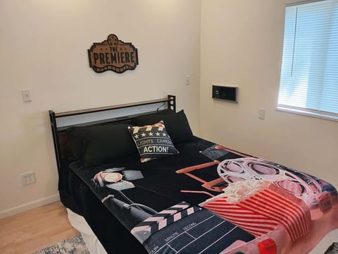 Jade Escape | Near Strip | Sleeps 8 | EV Charger image 3
