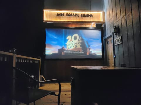 Jade Escape | 130" Cinema | Near Strip | Sleeps 8