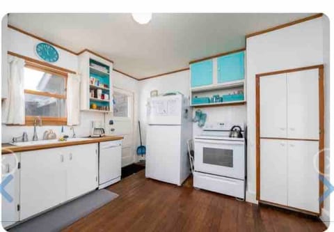 1/2 block to beach, HOT TUB, pet/kid-friendly image 3