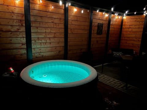 Sleeps 5-6 Near RRG-Hot Tub-Nice Sunrise-Quiet
