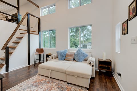 Sleeps 5-6 Near RRG-Hot Tub-Nice Sunrise-Quiet