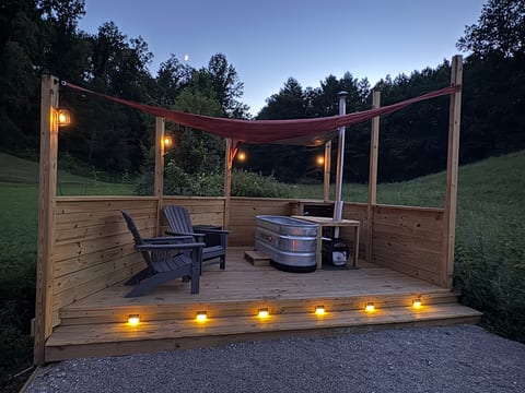 The Crooked Cabin | Wood-Fired Hot Tub near RRG