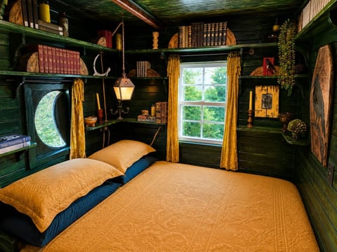 The Crooked Cabin | Wood-Fired Hot Tub near RRG