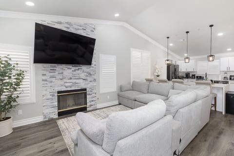 Spacious Home for Groups+Riverside+2Kings+FastWifi image 2