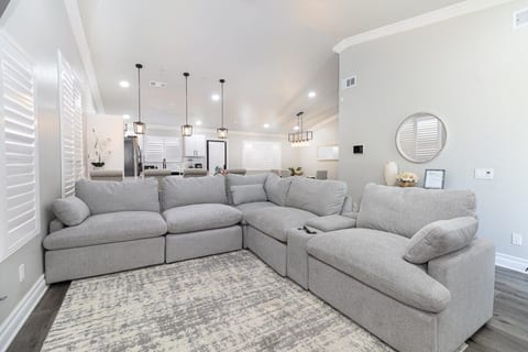 Spacious Home for Groups+Riverside+2Kings+FastWifi image 5