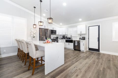 Spacious Home for Groups+Riverside+2Kings+FastWifi image 1