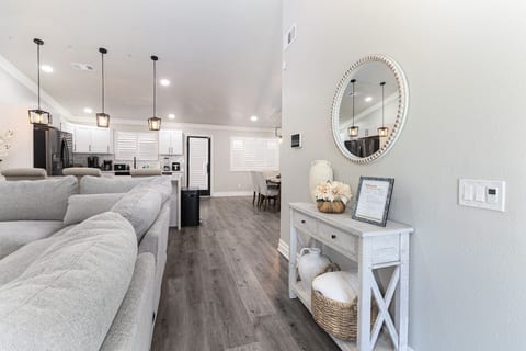 Spacious Home for Groups+Riverside+2Kings+FastWifi image 3