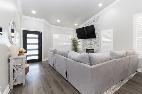Spacious Home for Groups+Riverside+2Kings+FastWifi image 4