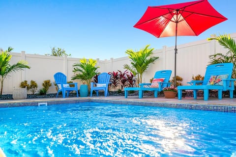 Heated Pool, Tiki Hut, Huge Yard, Bar, Walk 2 Ave