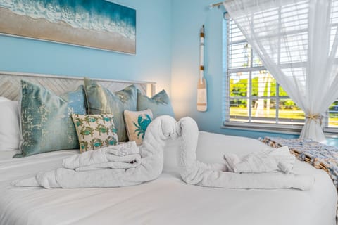 Heated Pool, Tiki Hut, Huge Yard, Bar, Walk 2 Ave