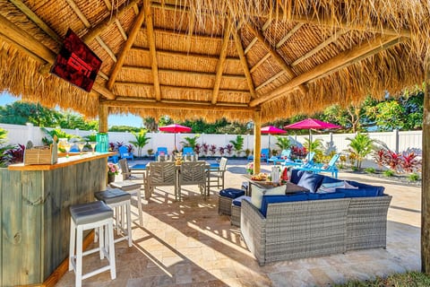 Heated Pool, Tiki Hut, Huge Yard, Bar, Walk 2 Ave