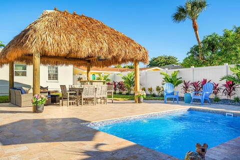 Heated Pool, Tiki Hut, Huge Yard, Bar, Walk 2 Ave