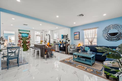 Heated Pool, Tiki Hut, Huge Yard, Bar, Walk 2 Ave
