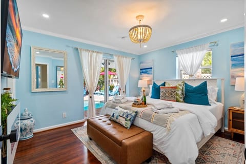 Chic 4BR Htd Pool, 5 min to beach, PAC-MAN, Games