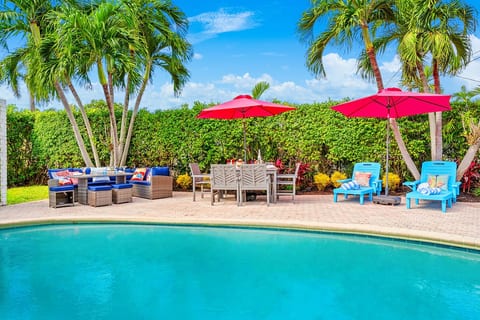 Chic 4BR Htd Pool, 5 min to beach, PAC-MAN, Games