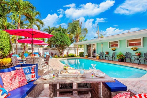 Chic 4BR Htd Pool, 5 min to beach, PAC-MAN, Games