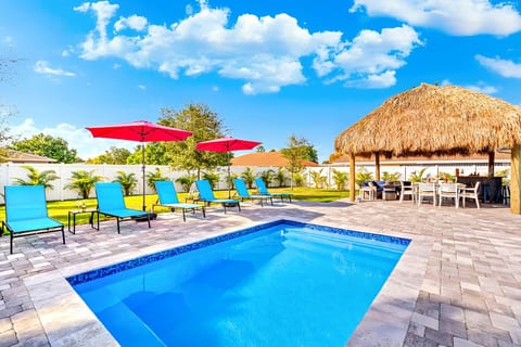 Luxe Heated Pool Home, Tiki Hut, Bar, Air Hockey!