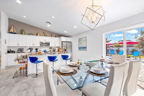 Luxe Heated Pool Home, Tiki Hut, Bar, Air Hockey!