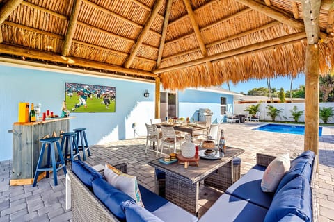 Luxe Heated Pool Home, Tiki Hut, Bar, Air Hockey!