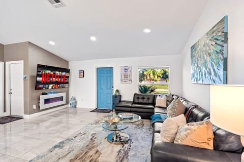 Luxe Heated Pool Home, Tiki Hut, Bar, Air Hockey!