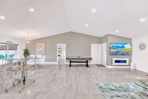 Luxe Heated Pool Home, Tiki Hut, Bar, Air Hockey!