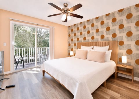 King bed, en suite bath, balcony, TV