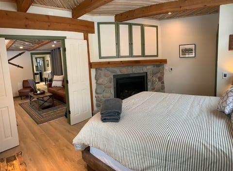Queen bed, gas fireplace to keep the space cosy and warm in the winter.
Lots of windows for lighting up the room and letting in the fresh summer air.