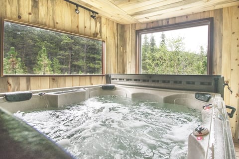 Relax in our private hot tub room (located on the lower deck). Strong jets, under-water lighting, built-in bluetooth speakers, and robust insulation means you can enjoy the hot tub all year-round!