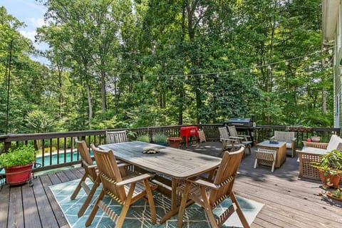 For your convenience, we have a gas grill! In the evening, flip the outdoor light switch to turn on the string lights overhead for more lighting and a fun ambience.