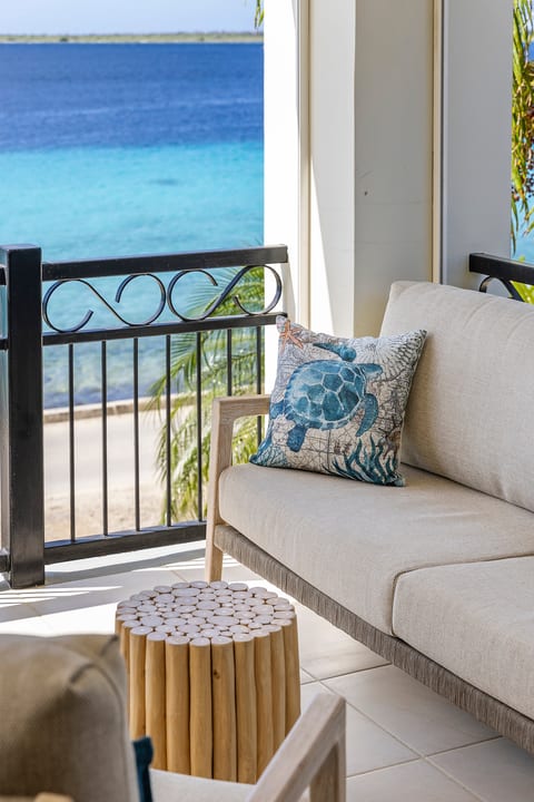 Elegancia Ocean Front Apartment