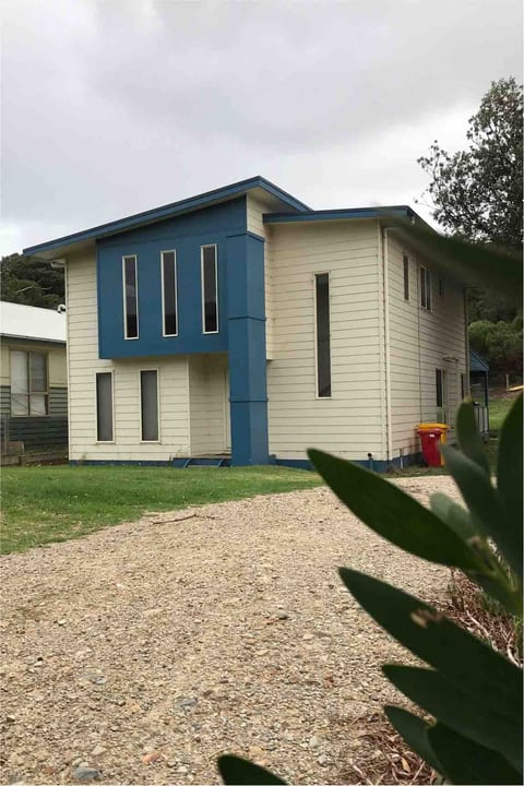 Large double storey spacious calm holiday house for your use and enjoyment. Driveway and lawn grown and house well set back from any street sound. Ample off road parking and access to house is easy via three entrances - front, laundry and rear access