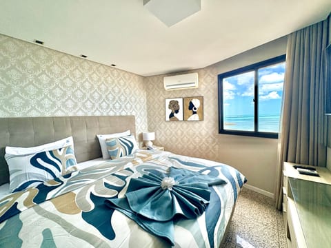 HORIZON: quarto com cama-banho-geladeira-Nespresso