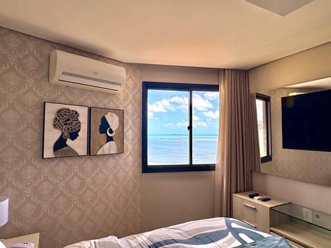HORIZON: quarto com cama-banho-geladeira-Nespresso