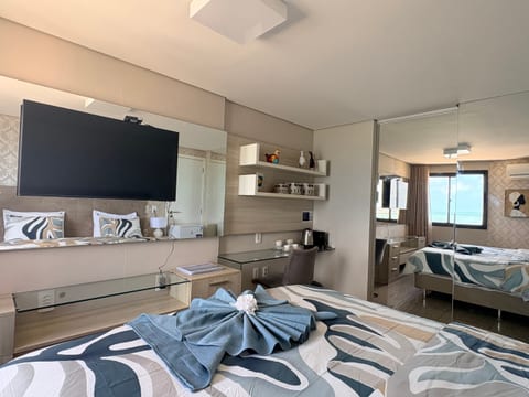 HORIZON: quarto com cama-banho-geladeira-Nespresso