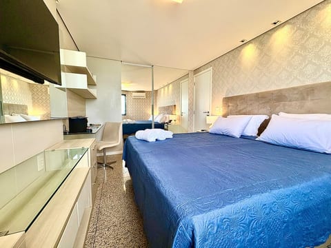 HORIZON: quarto com cama-banho-geladeira-Nespresso