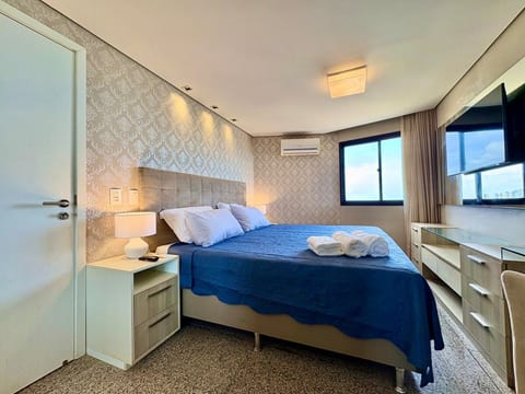 HORIZON: quarto com cama-banho-geladeira-Nespresso