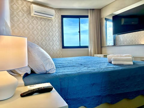 HORIZON: quarto com cama-banho-geladeira-Nespresso